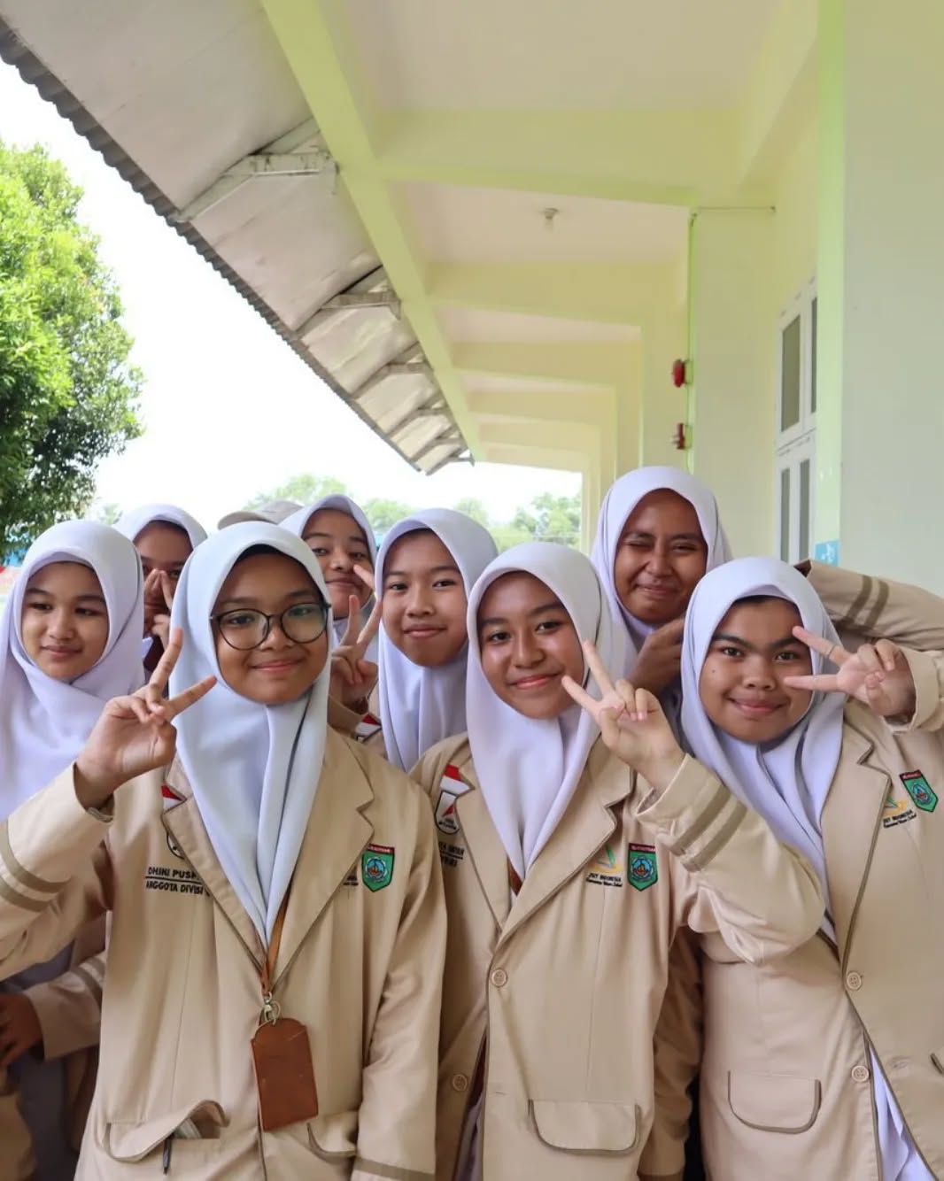 Kemeja PDH dengan saku dada dan logo TENX yang elegan